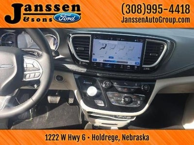 2024 Chrysler Pacifica Hybrid Select