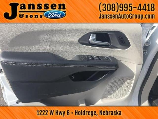 2024 Chrysler Pacifica Hybrid Select