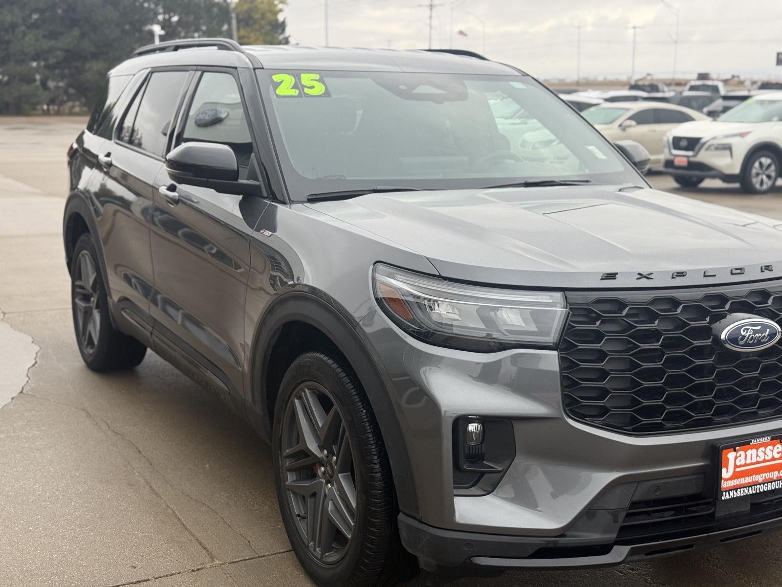 2025 Ford Explorer ST-Line