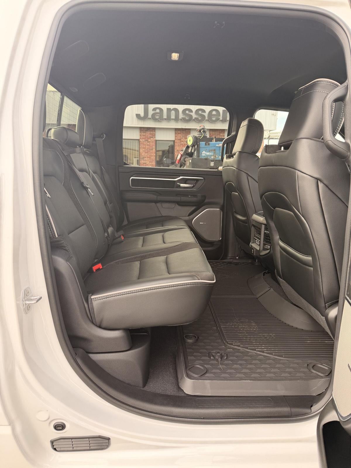 2026 RAM 1500 RAM 1500 LARAMIE CREW CAB 4X4 5'7' BOX