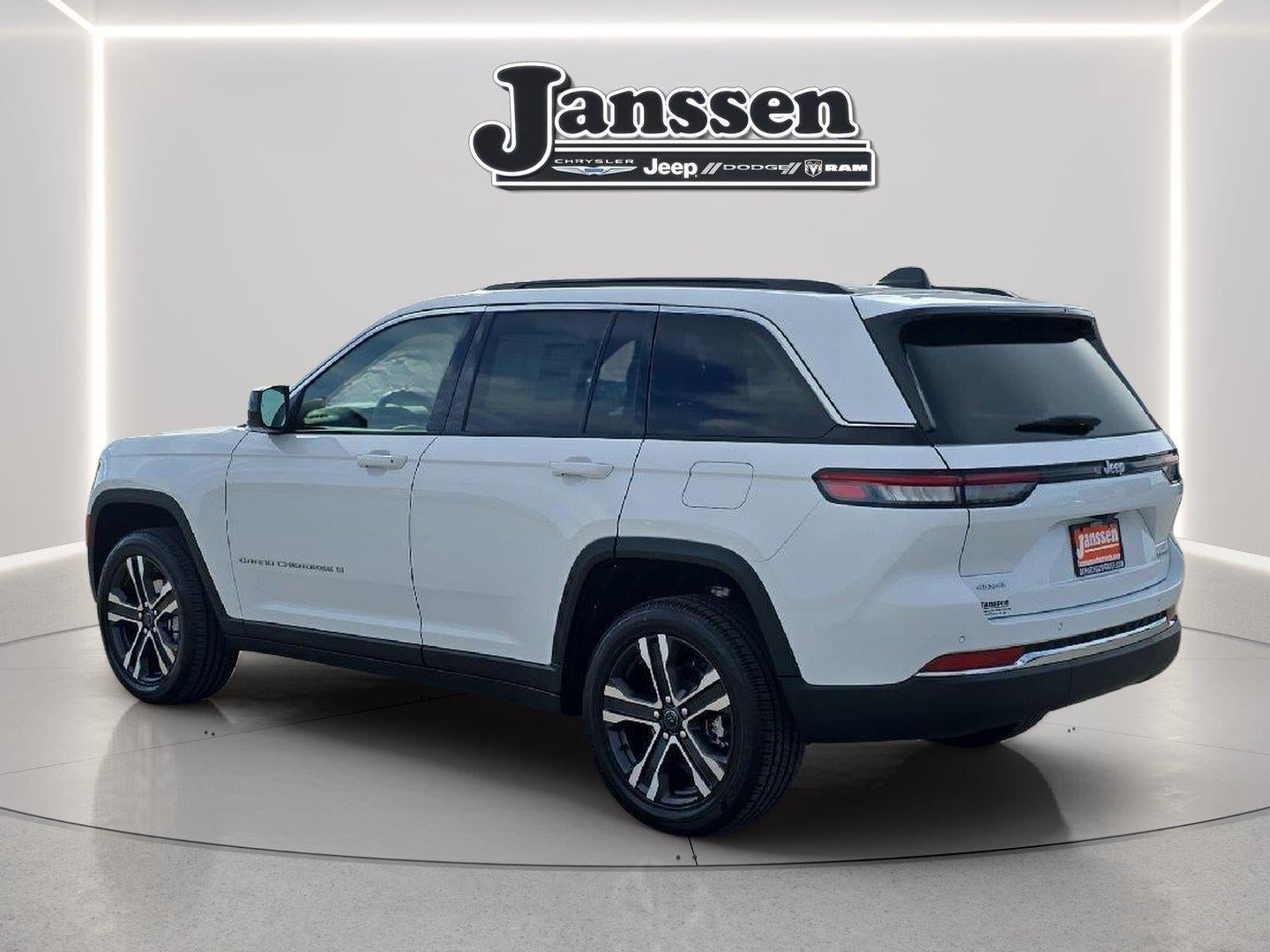 2027 Jeep Grand Cherokee GRAND CHEROKEE LAREDO X 4X4