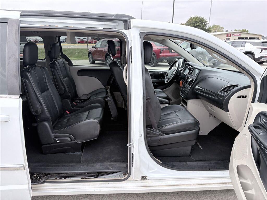 2016 Chrysler Town & Country Touring