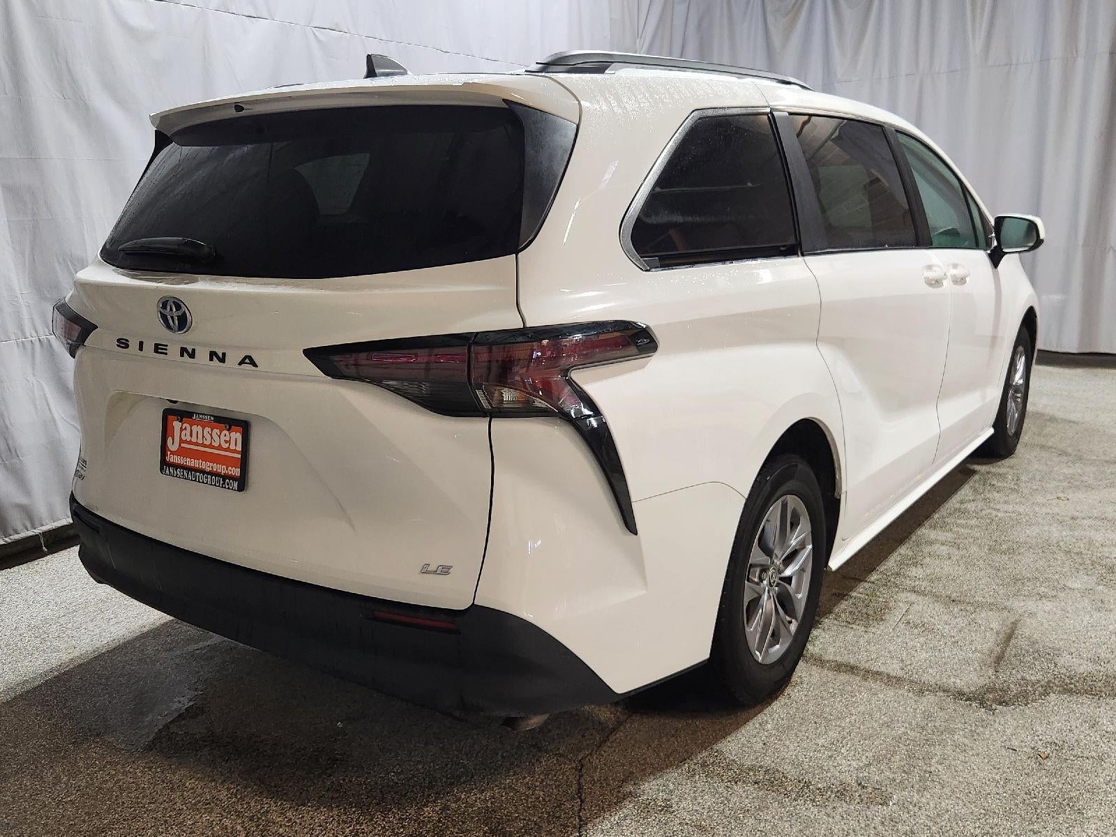 2025 Toyota Sienna LE