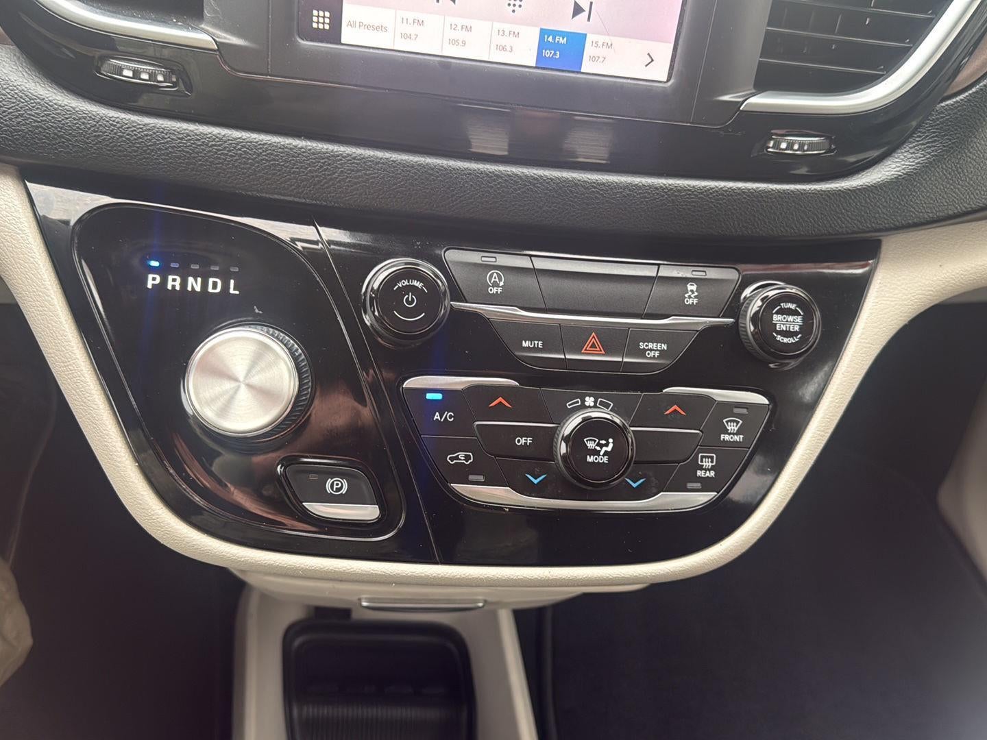 2023 Chrysler Voyager LX