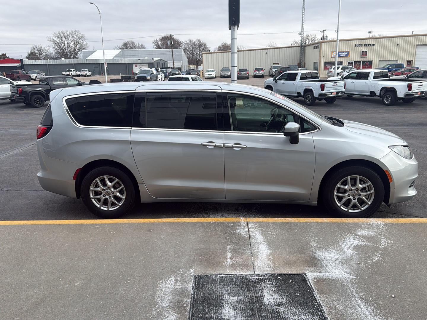 2023 Chrysler Voyager LX