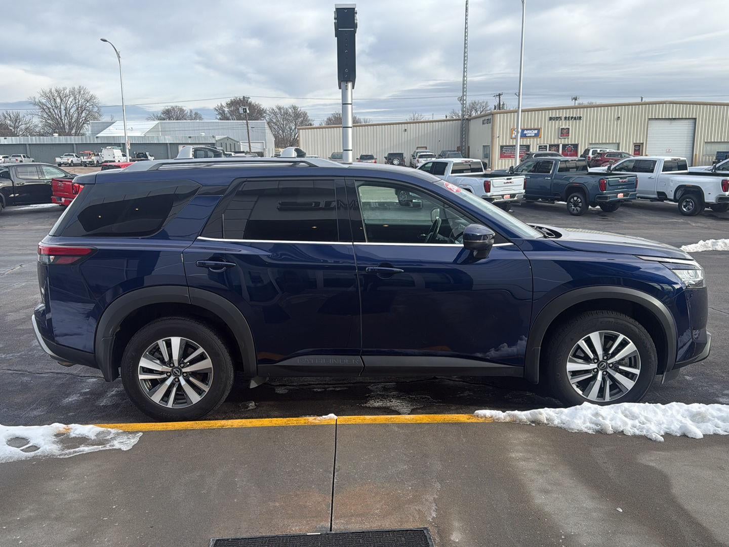 2024 Nissan PATHFINDER SL