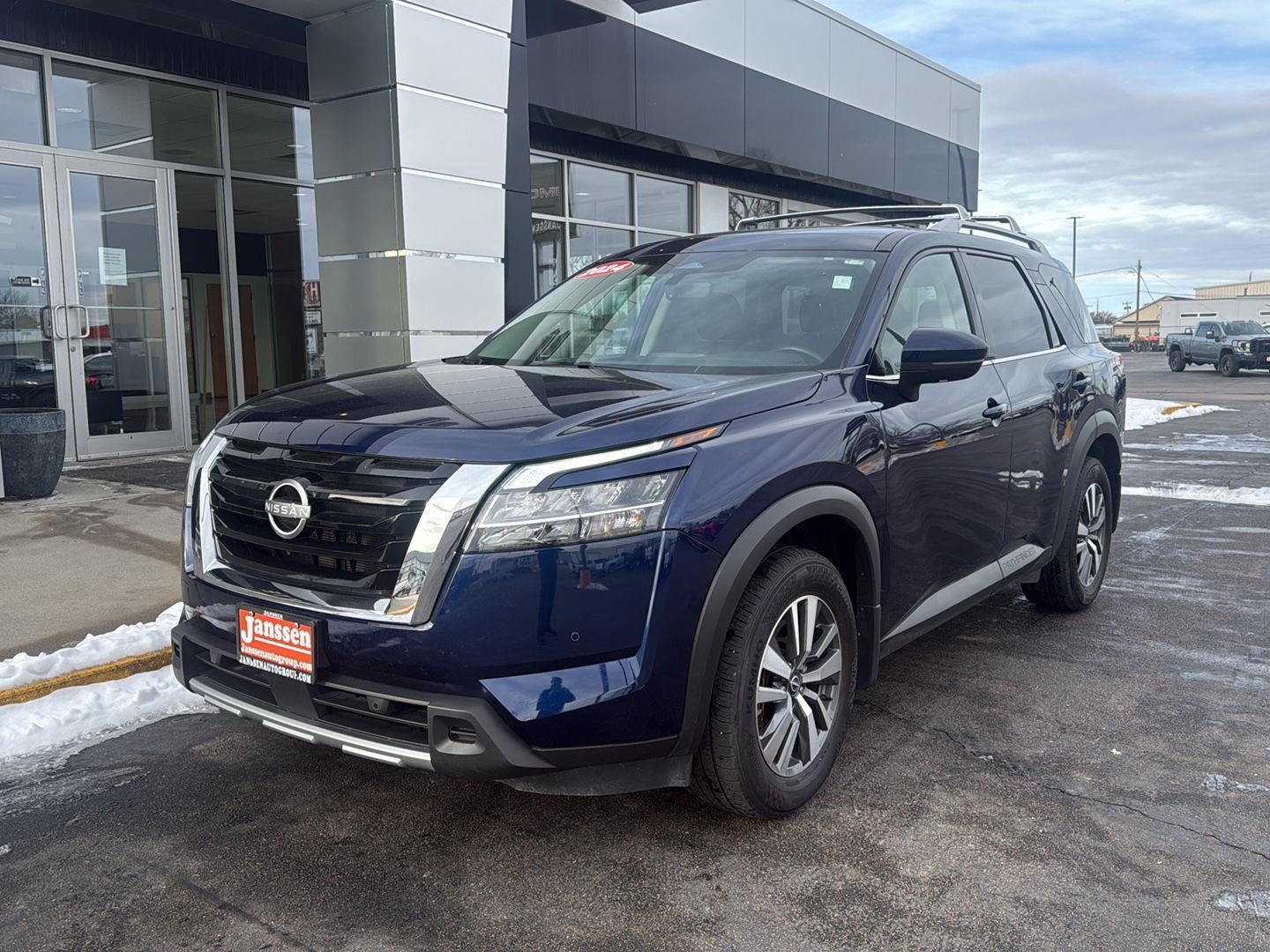 2024 Nissan PATHFINDER SL