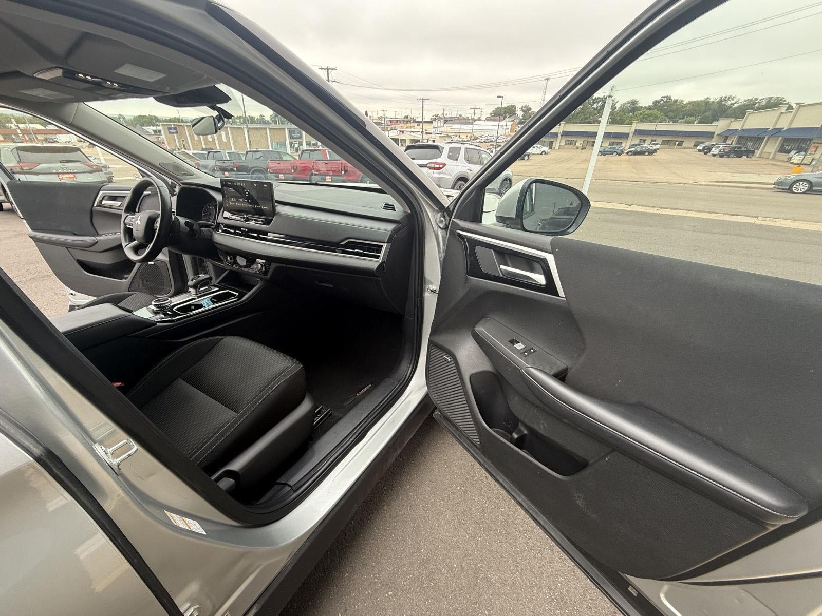 2025 Mitsubishi Outlander ES