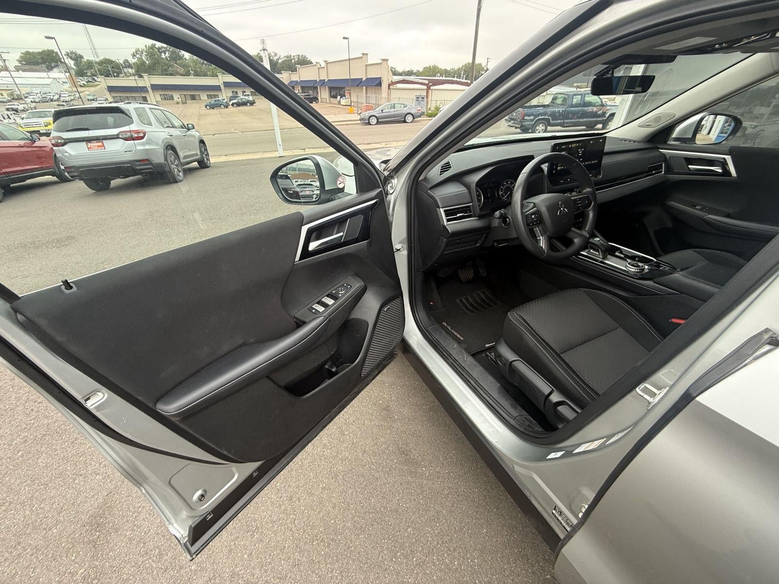 2025 Mitsubishi Outlander ES