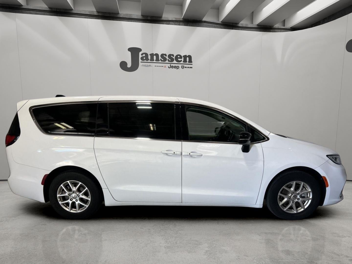 2024 Chrysler Pacifica Touring L
