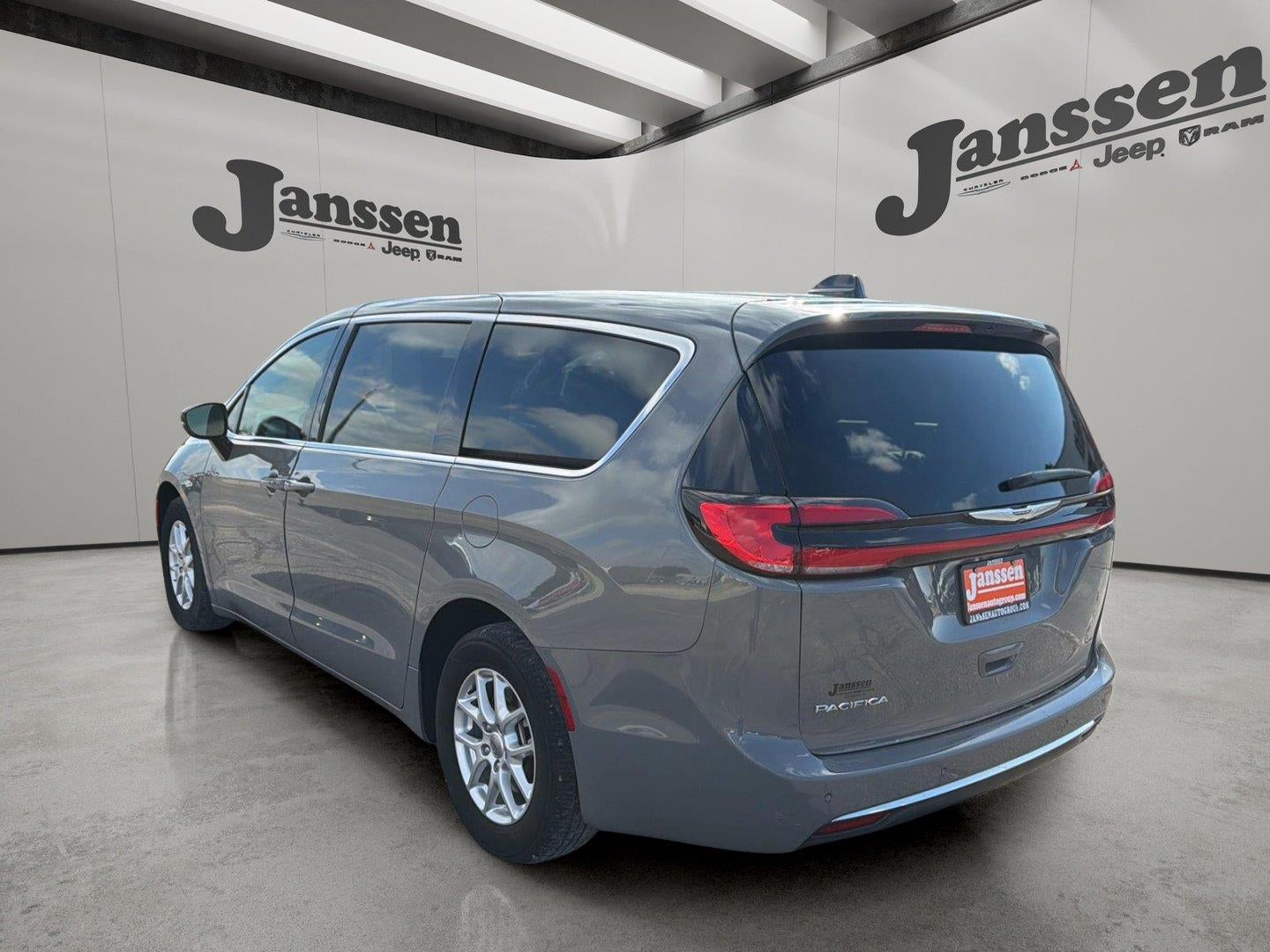 2025 Chrysler Pacifica Select