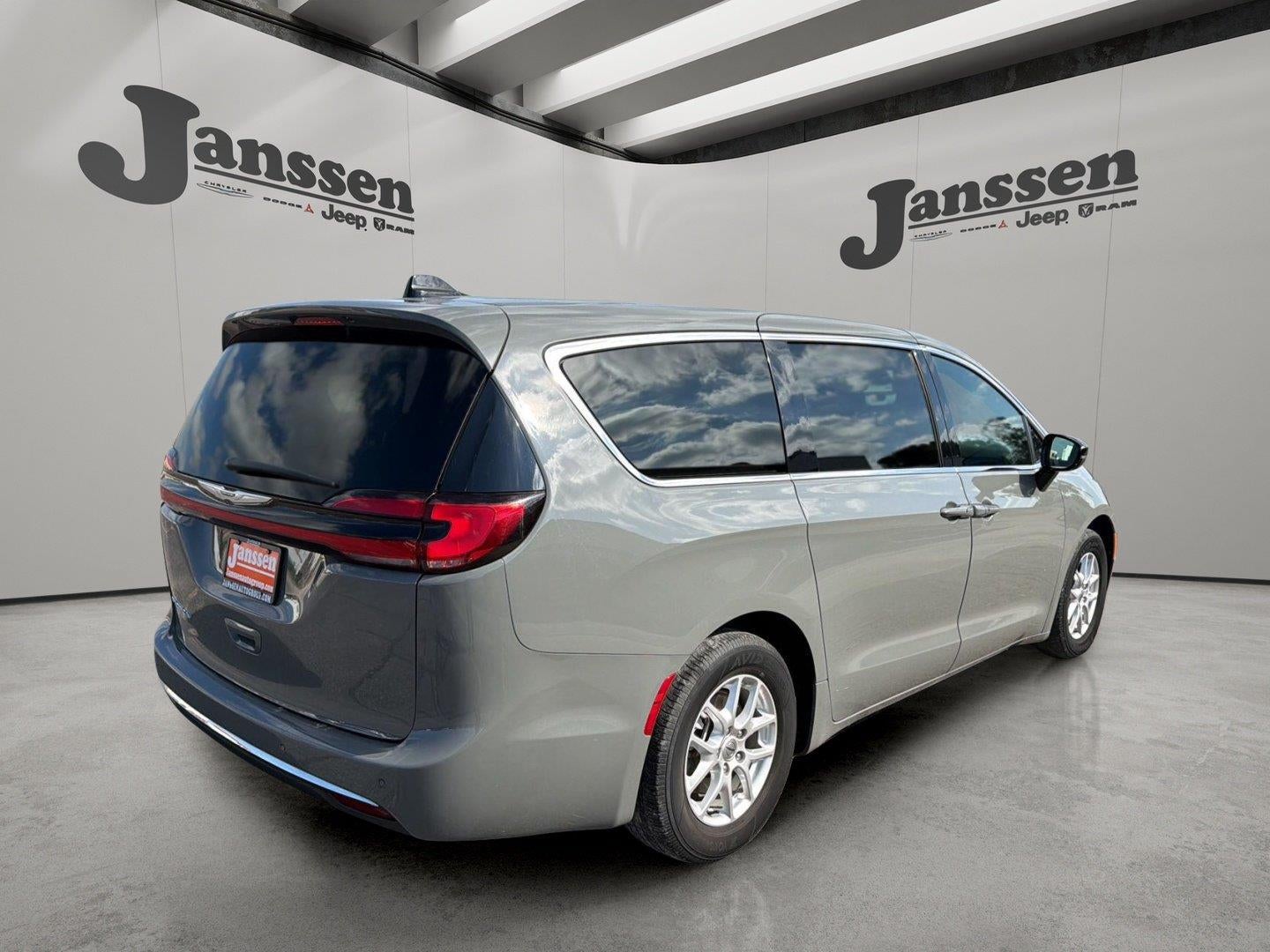 2025 Chrysler Pacifica Select