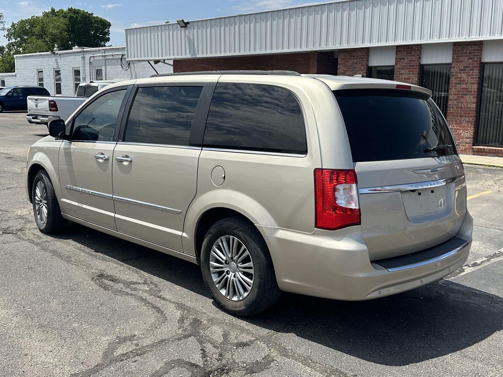 2014 Chrysler Town & Country Touring-L