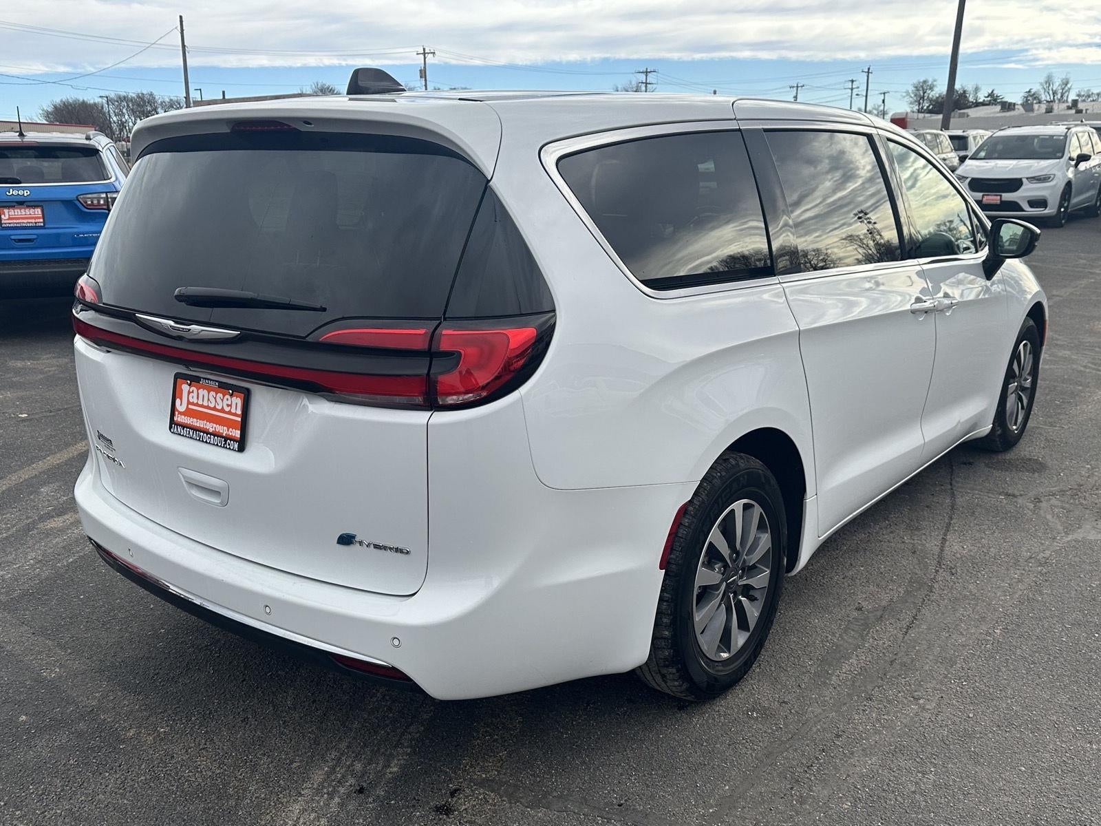 2024 Chrysler Pacifica Hybrid Select