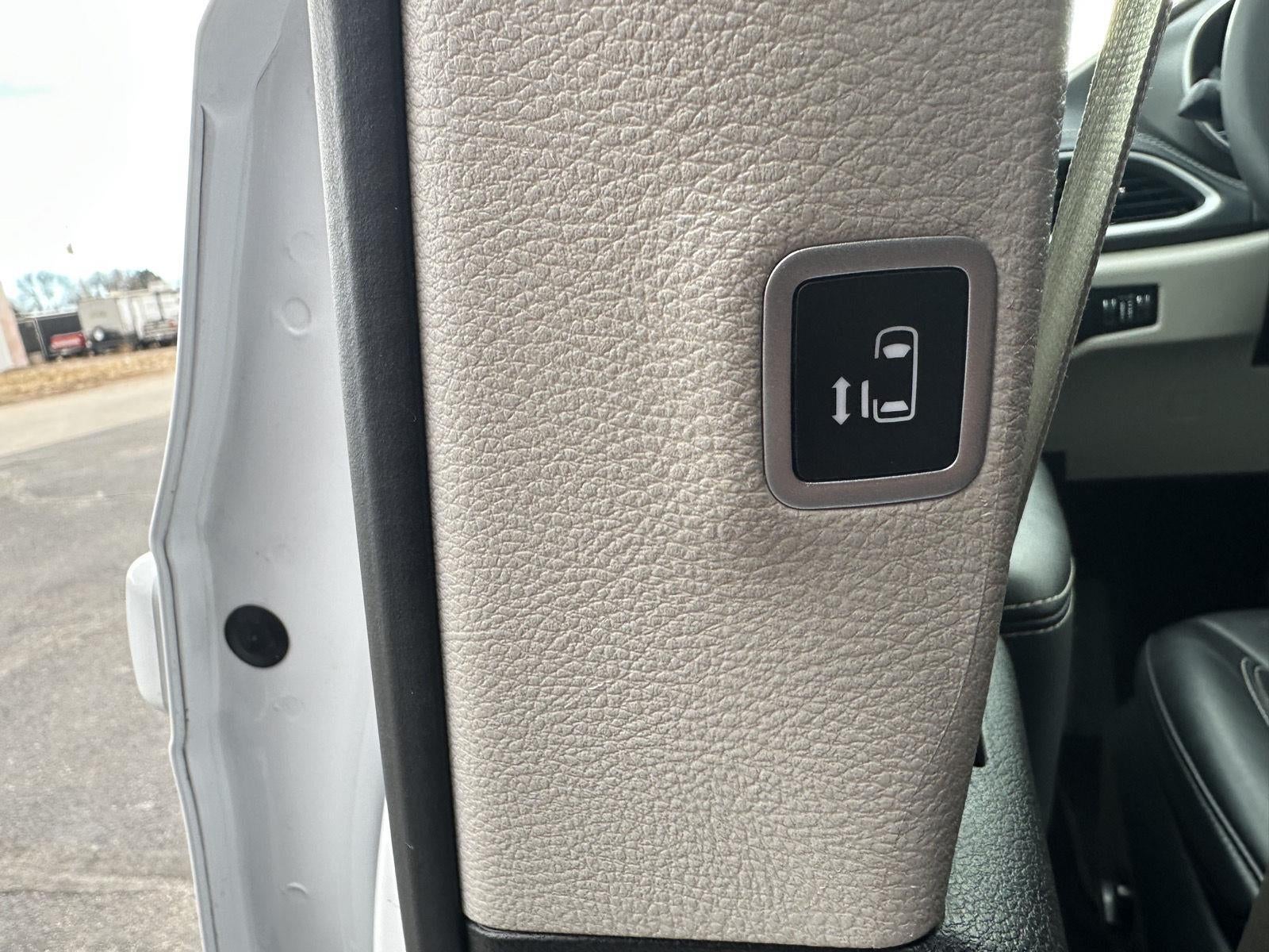 2024 Chrysler Pacifica Hybrid Select