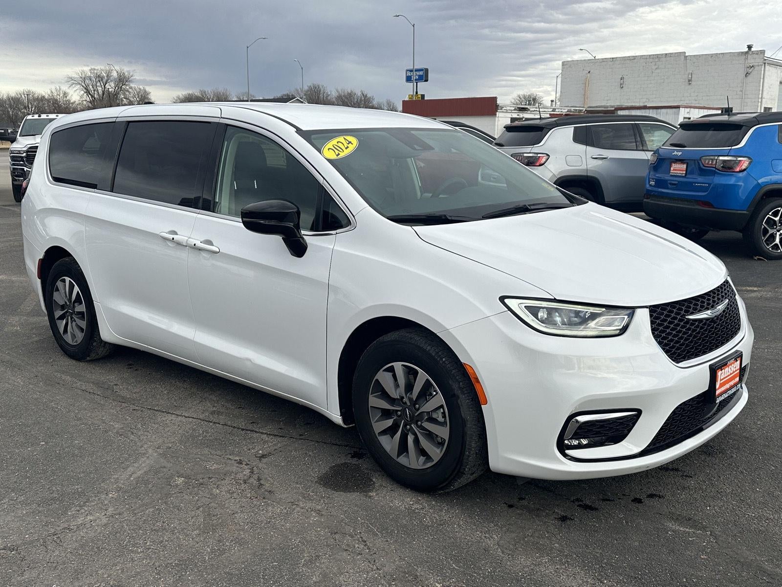 2024 Chrysler Pacifica Hybrid Select