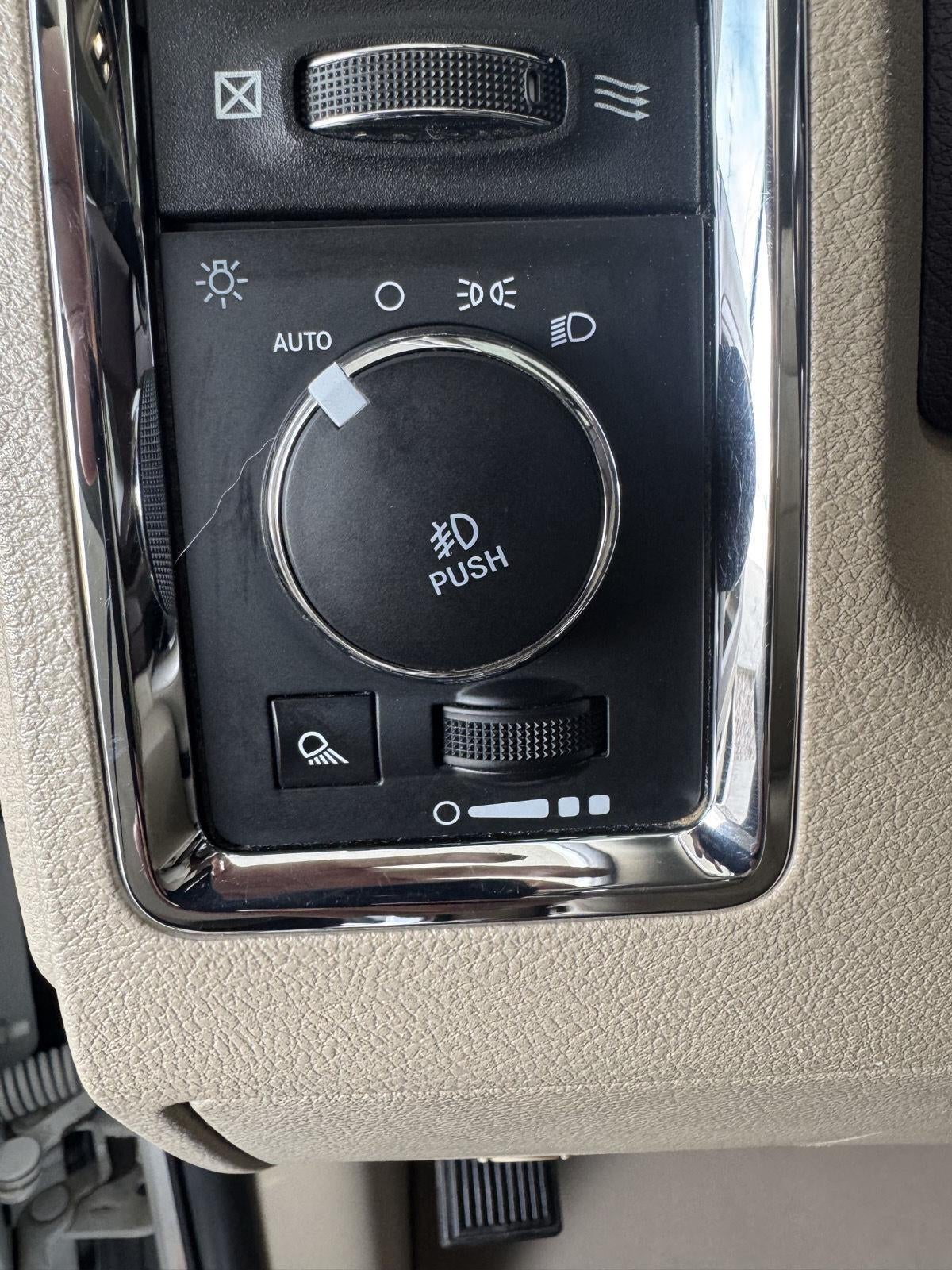 2018 RAM 1500 Laramie Crew Cab 4x4 5'7' Box