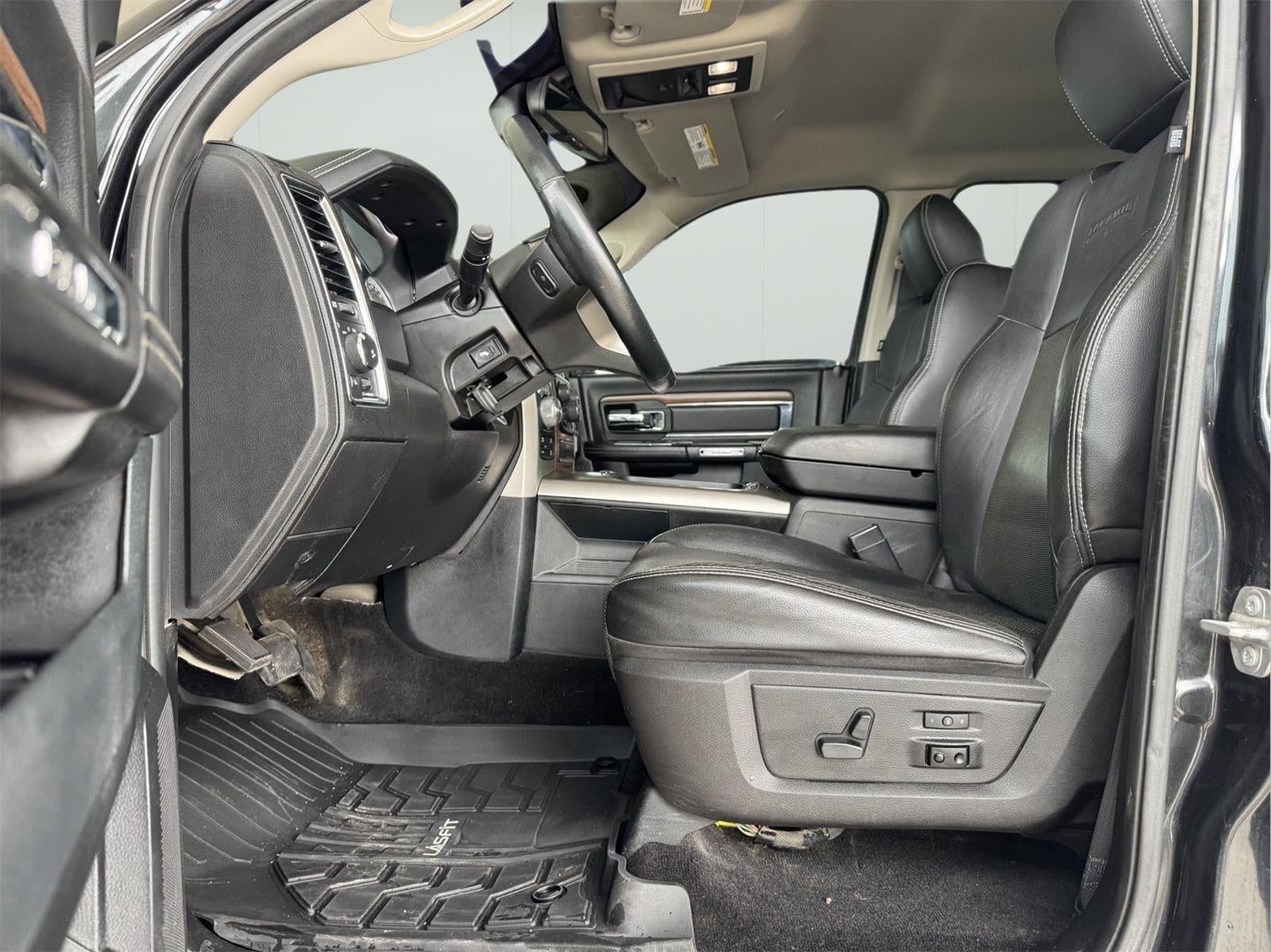 2017 RAM 1500 Laramie Crew Cab 4x4 5'7' Box