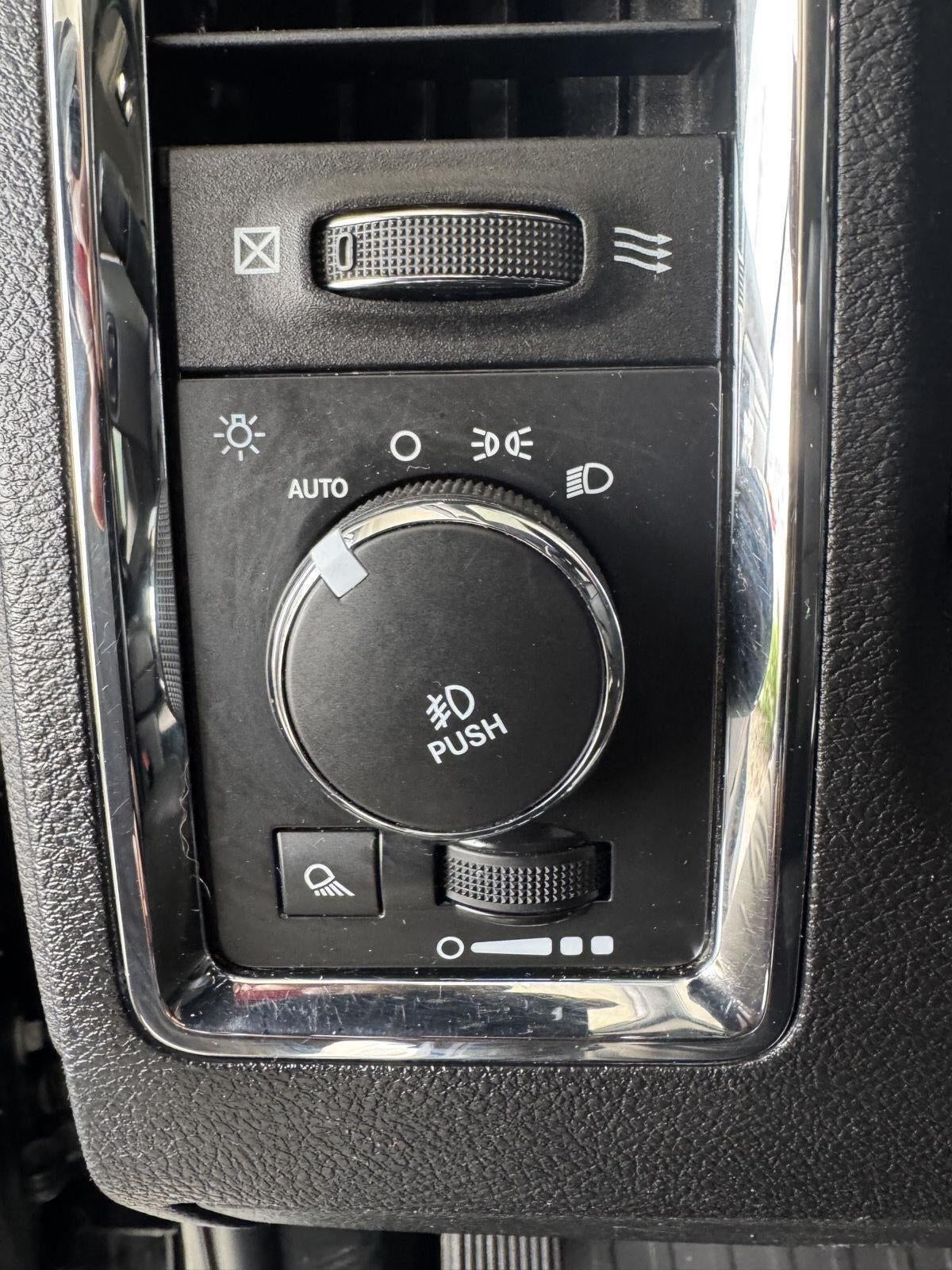 2017 RAM 1500 Laramie Crew Cab 4x4 5'7' Box