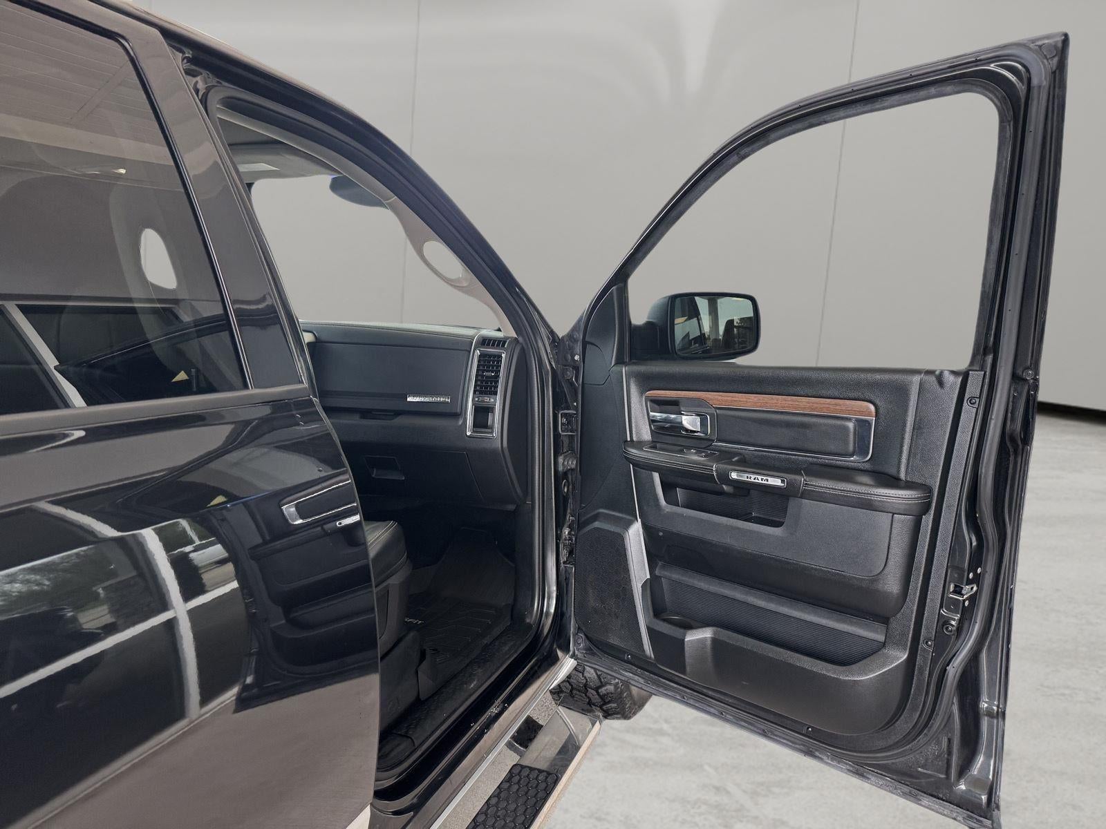 2017 RAM 1500 Laramie Crew Cab 4x4 5'7' Box