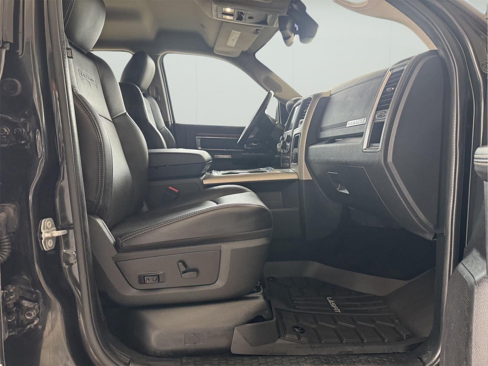 2017 RAM 1500 Laramie Crew Cab 4x4 5'7' Box