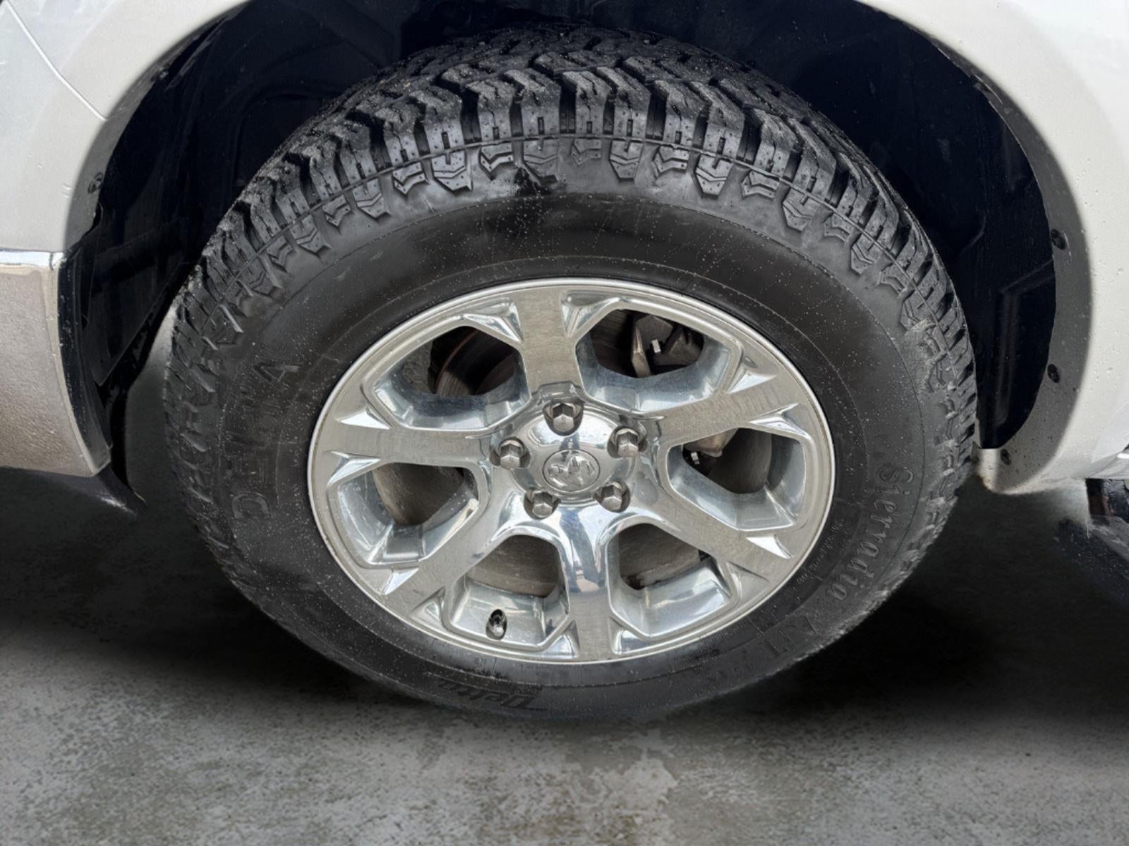 2017 RAM 1500 Laramie Crew Cab 4x4 5'7' Box