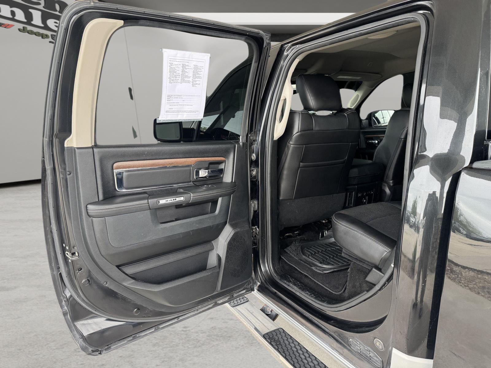 2017 RAM 1500 Laramie Crew Cab 4x4 5'7' Box