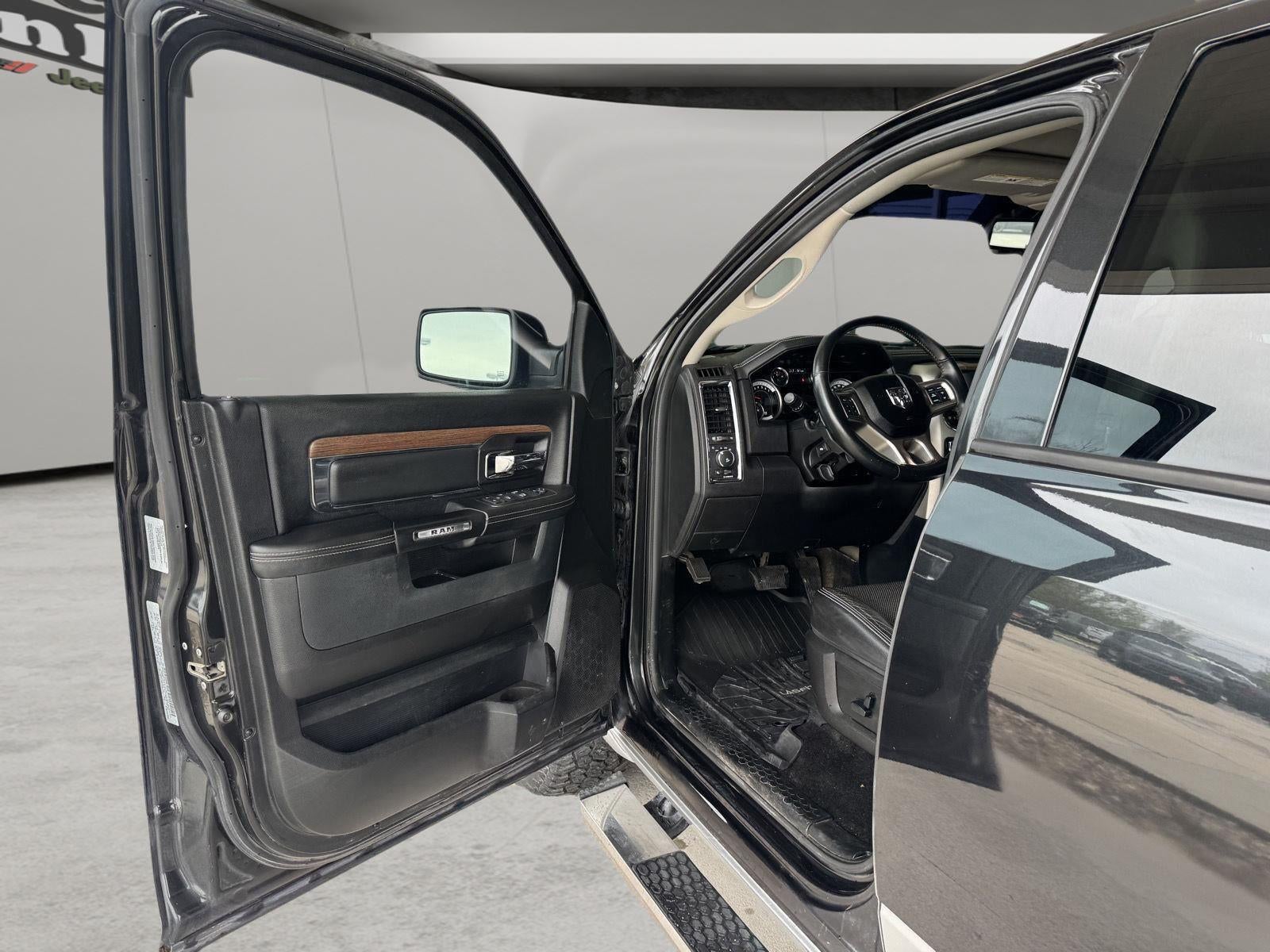 2017 RAM 1500 Laramie Crew Cab 4x4 5'7' Box