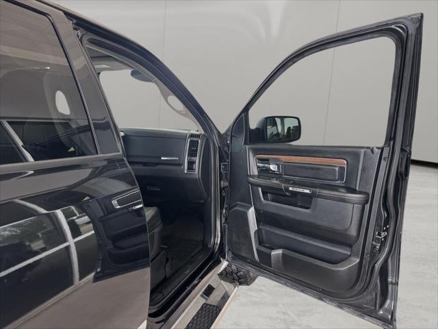 2017 RAM 1500 Laramie Crew Cab 4x4 5'7' Box