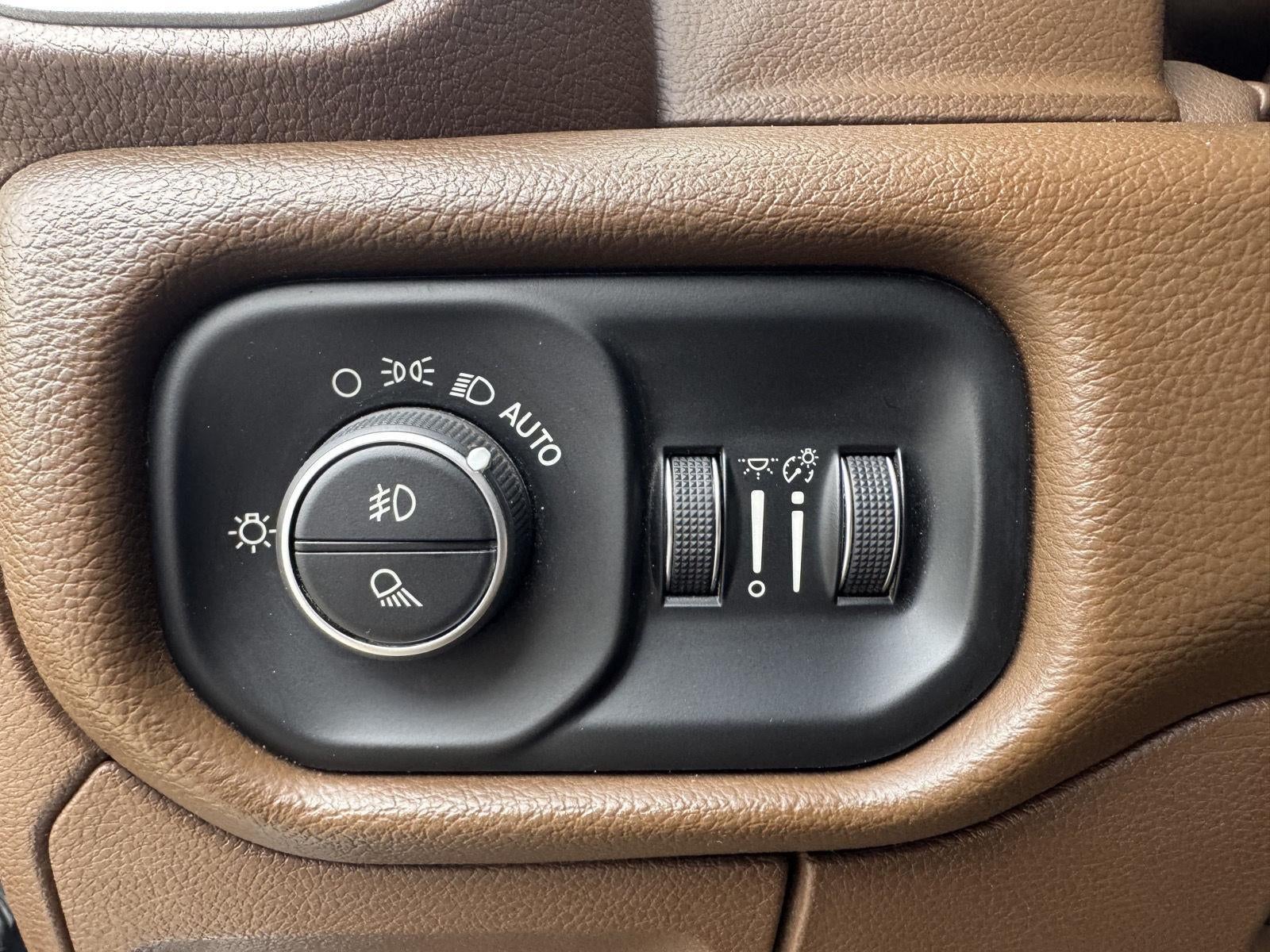 2019 RAM 1500 Laramie Crew Cab 4x4 6'4' Box