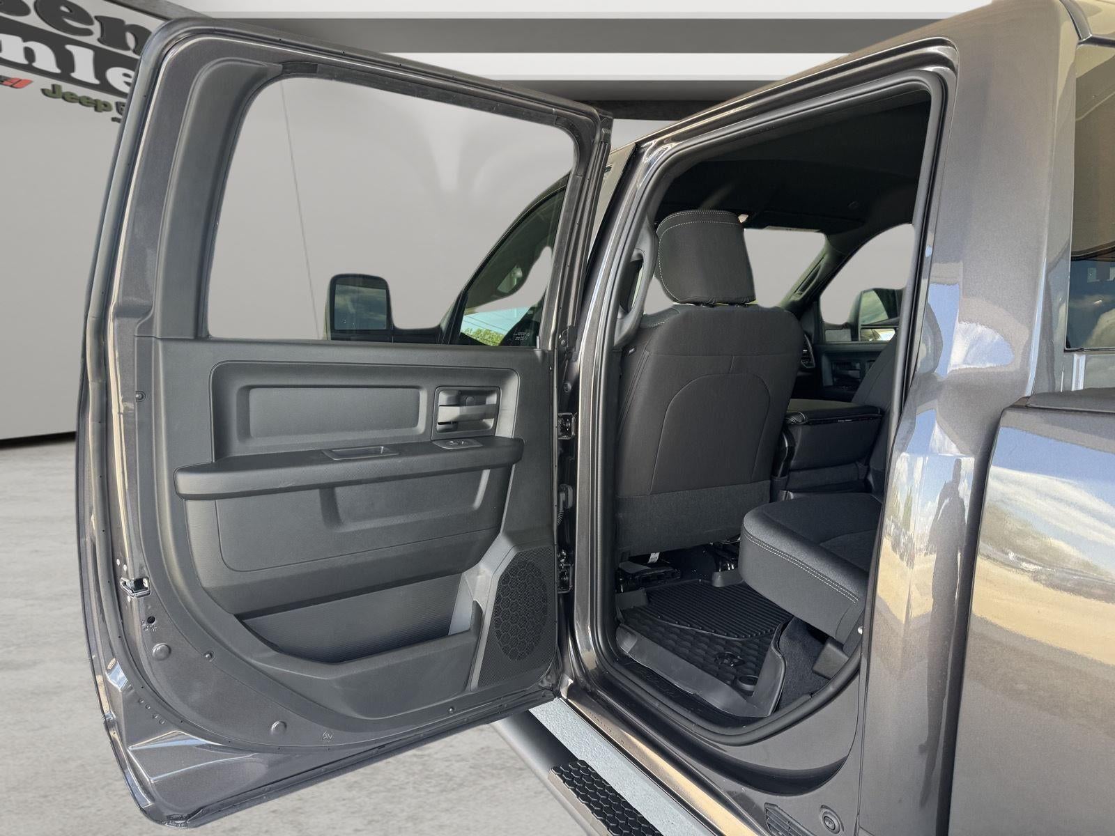 2026 RAM Ram 2500 RAM 2500 BLACK EXPRESS CREW CAB 4X4 6'4' BOX