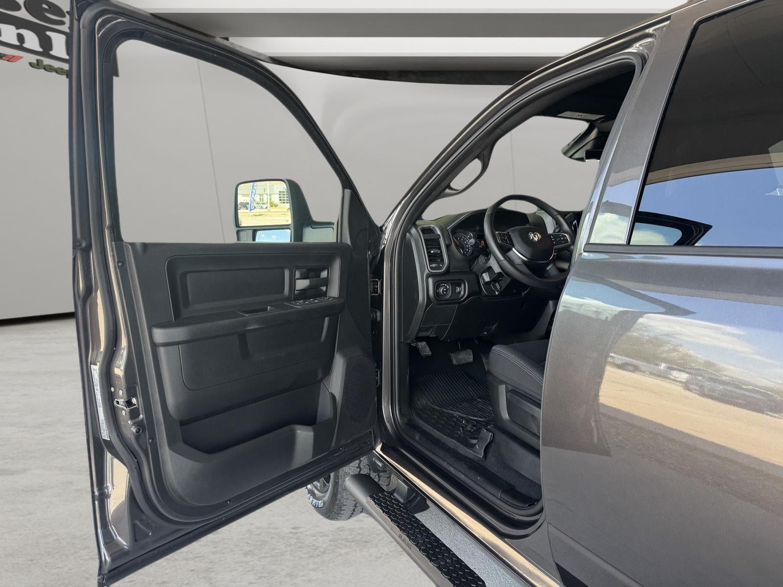 2026 RAM Ram 2500 RAM 2500 BLACK EXPRESS CREW CAB 4X4 6'4' BOX