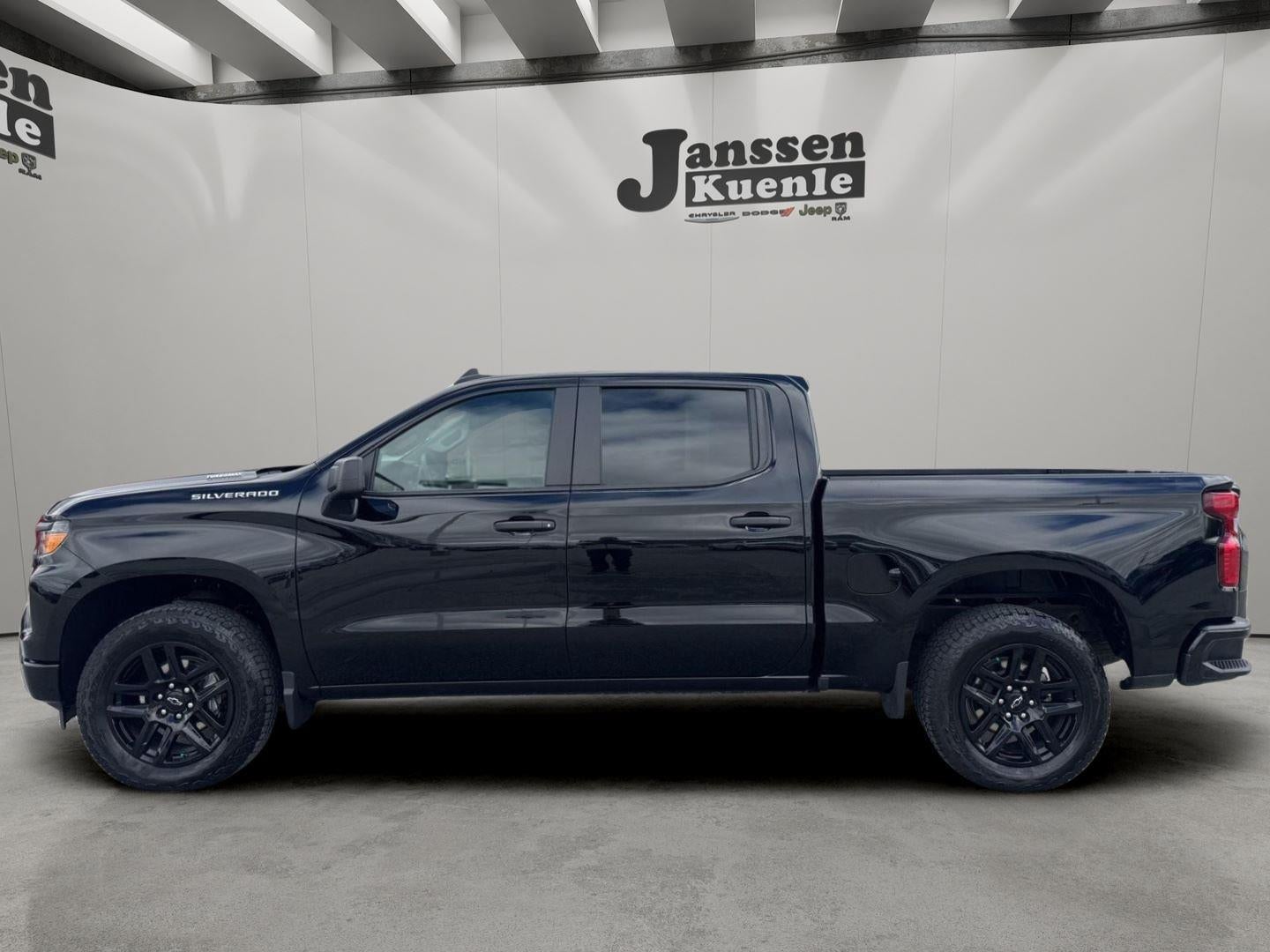 2025 Chevrolet Silverado 1500 4WD Crew Cab Short Bed Custom